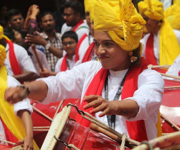 शिवगर्जना ढोल पथकाने गुरुजी तालीमच्या मिरवणूक सोहळ्यात ढोल वाजवून रंगत आणली