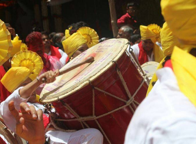 शिवगर्जना ढोल पथकाने गुरुजी तालीमच्या मिरवणूक सोहळ्यात ढोल वाजवून रंगत आणली