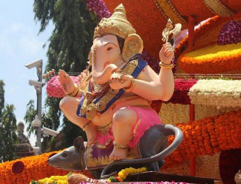 पुण्यातील मानाचा तिसरा गणपती गुरुजी तालीमच्या बाप्पाची मिरवणूक पुण्यातील मानाचा तिसरा गणपती गुरुजी तालीमच्या बाप्पाची मिरवणूक