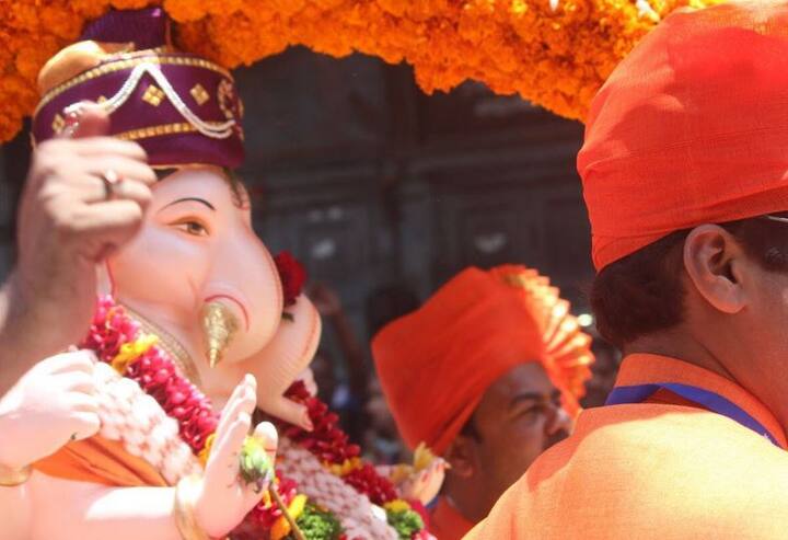पुण्यातील मानाच्या गणपतींची विसर्जन मिरवणूक जल्लोषात सुरु आहे. 