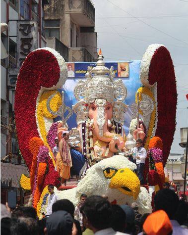 पुण्यातील मानाच्या गणपतींची विसर्जन मिरवणूक जल्लोषात सुरु आहे. 