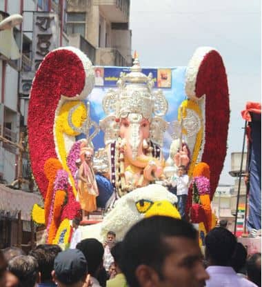 पुण्यातील मानाच्या गणपतींची विसर्जन मिरवणूक जल्लोषात सुरु आहे. 