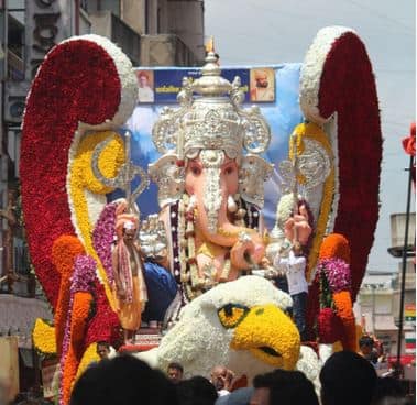 पुण्यातील मानाच्या गणपतींची विसर्जन मिरवणूक जल्लोषात सुरु आहे. 
