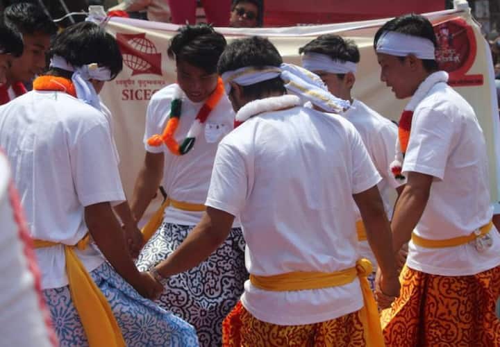 सिम्बॉयसिस कॉलेजमधील ईशान्य सेंटरच्या विद्यार्थ्यांनी आसामचं बिहू हे लोकनृत्य विसर्जन मिरवणुकीत सादर केलं