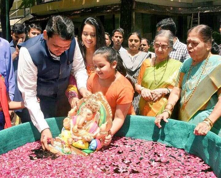 मुख्यमंत्र्यांनी वर्षा बंगल्यावर कृत्रिम तलावात गणेशमूर्तीचं विसर्जन केलं