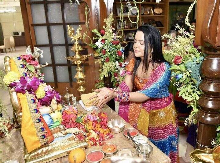 मुख्यमंत्री देवेंद्र फडणवीसांच्या वर्षा निवासस्थानी गणपती बाप्पाचं आगमन झालं होतं