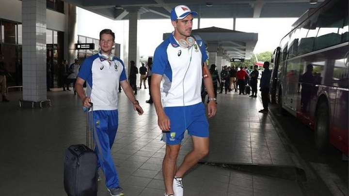 Stone Pelted At Australian Team Bus In Bangladesh बांगलादेशात ऑस्ट्रेलियन खेळाडूंवर दगडफेक?