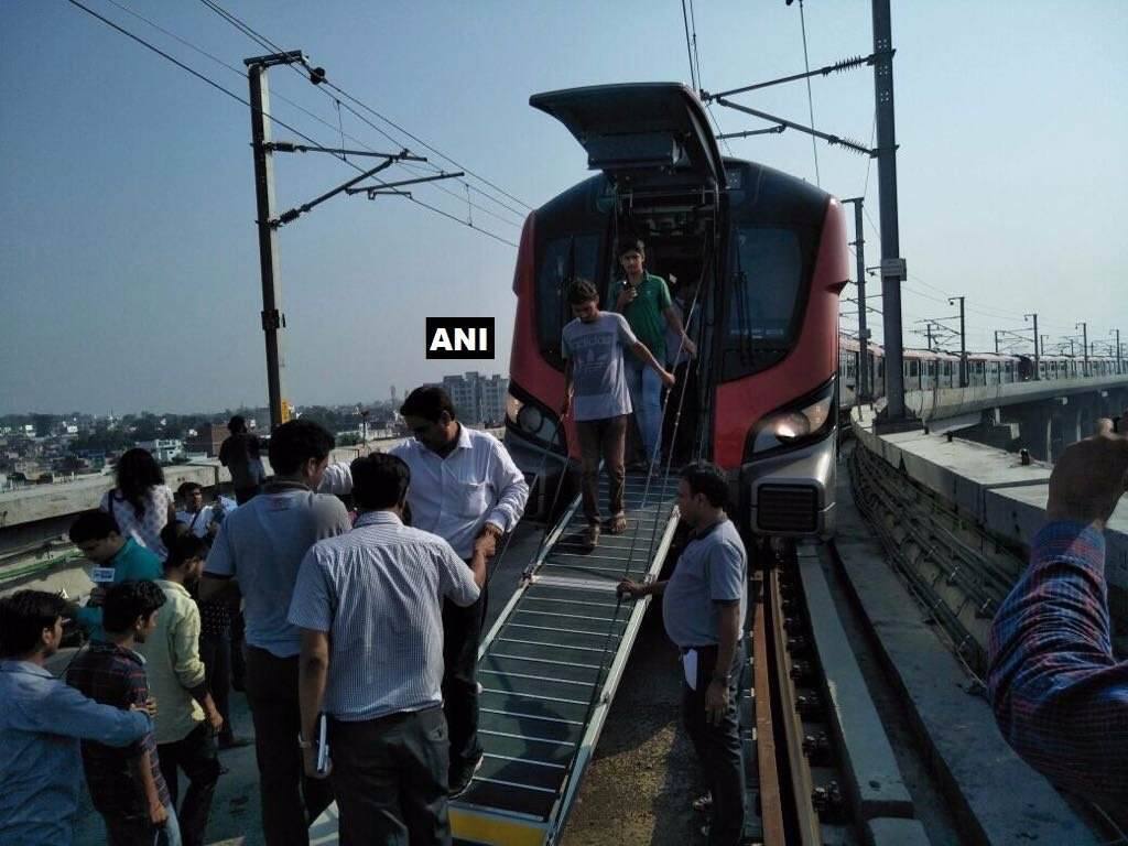 लखनौ मेट्रो पहिल्याच दिवशी बंद पडली! Lucknow Metro Stopped Due To Technical Glitches On Its First Public Run लखनौ मेट्रो पहिल्याच दिवशी बंद पडली!