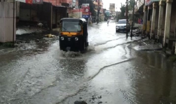 Rain In Beed बीडमध्ये पावसाची संततधार, अनेक भागात पाणी साचलं