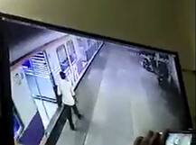 विरारमध्ये तरुणीला धावत्या लोकल ट्रेनमधून फेकलं