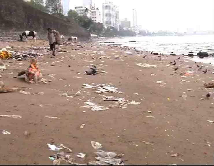 Plastic Wastage On Dadar Chowpatty In Mumbai मुंबईच्या दादर चौपाटीवर प्लास्टिकच्या कचऱ्याचं साम्राज्य