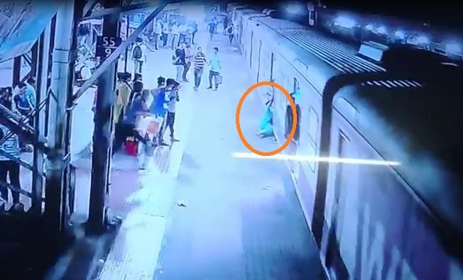 Virar Women Falls From Local Train While Catching Train CCTV : धावती लोकल पकडताना महिला प्लॅटफॉर्मवर फरफटत
