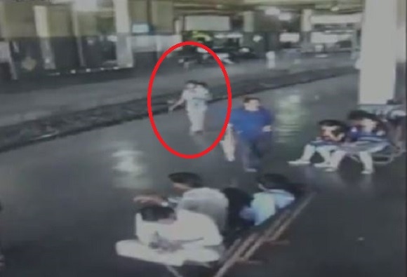 3 Year Old Child Abducted From Navi Mumbais Vashi Railway Station CCTV : वाशी स्थानकावरुन 3 वर्षीय मुलाचं अपहरण