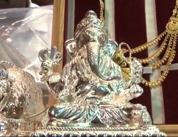 Response To Devotees Of Lalbauga Rajas Jewelery Auction Process Latest Update लालबागच्या राजाच्या दागिन्यांच्या लिलावाला भक्तांचा मोठा प्रतिसाद