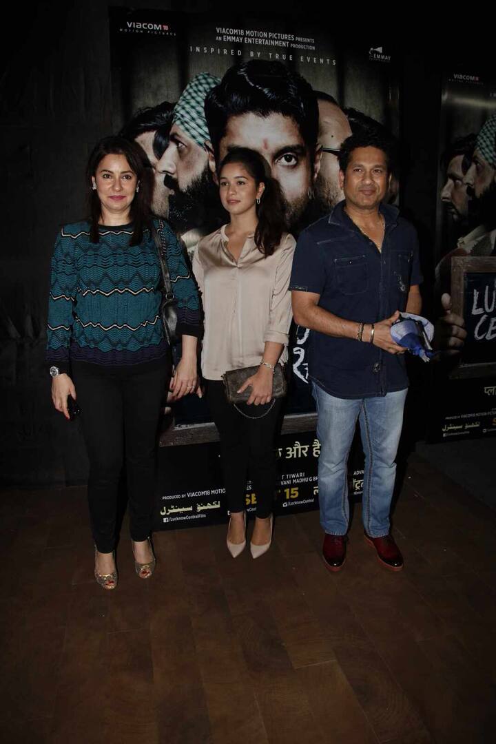 मास्टर ब्लास्टर सचिन तेंडुलकरनं पत्नी अंजली आणि मुलगी सारासोबत या सिनेमाच्या प्रीमियरला हजेरी लावली होती. 