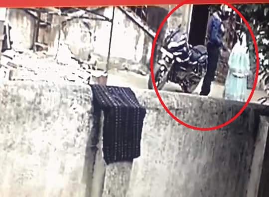 Nashik Bogus Police Looted Ladys Ornaments And Purse Latest Update पोलिस असल्याचं सांगून नाशकात दागिन्यांसह पर्सचोरी