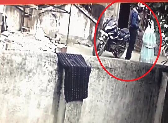 पोलिस असल्याचं सांगून नाशकात दागिन्यांसह पर्सचोरी