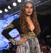 अभिनेत्री बिपाशा बासूचा रॅम्प वॉक