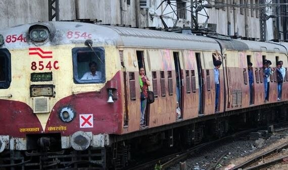 Engine Failure At Cotton Green Station Panvel To Cst Trains Are Not Working हार्बर रेल्वे विस्कळीत, पनवेल-सीएसटी वाहतूक ठप्प