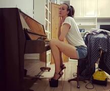 जगातील सर्वात लांब पाय असणारी मॉडेल 