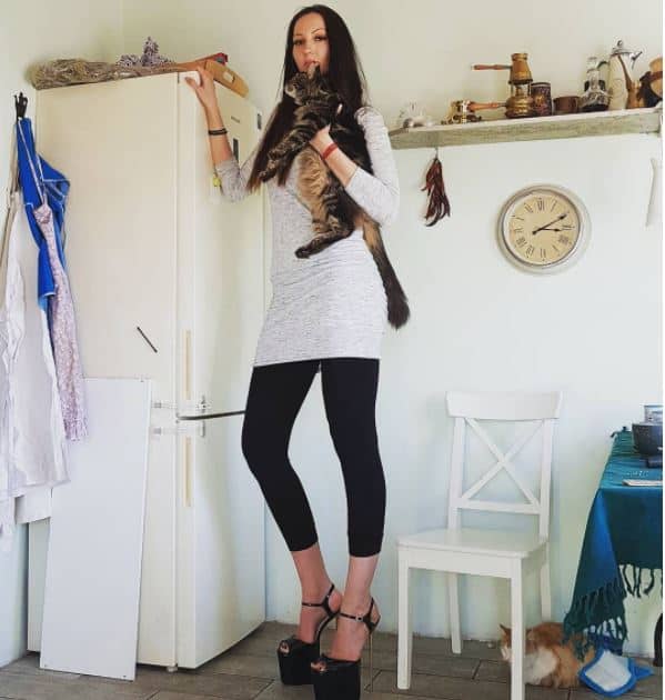 लिसीनाचं कुटुंबही उंचीत मागे नाही बरं का? लिसीनाचा भाऊ 6 फूट 6 इंच, बाबा 6 फूट 5 इंच आणि आई 6 फूट उंच अशा कुटुंबातून येते.