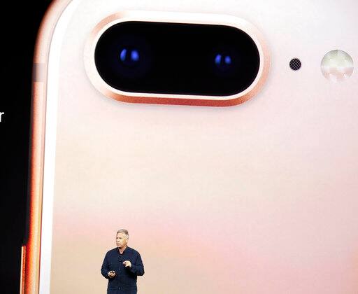 iphone 8 प्लस 256 जीबीची किंमत 86 हजार रुपये असणार आहे. (AP Photo)