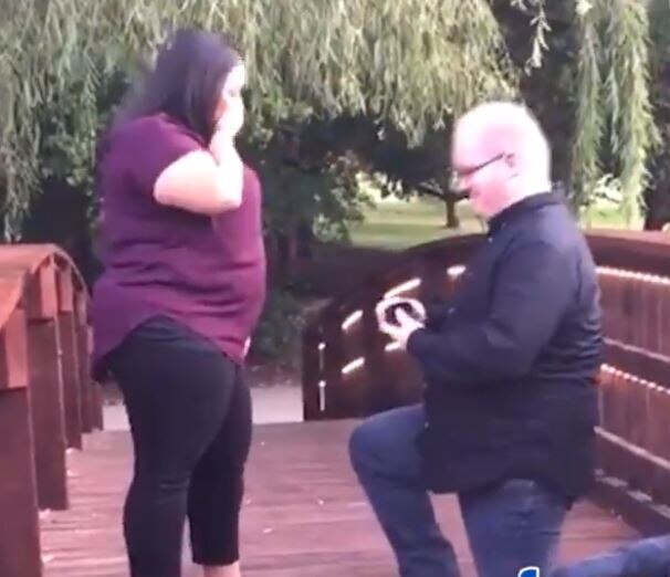 A Man Drops Engagement Ring Into The River While Proposing His Girlfriend गर्लफ्रेण्डला प्रपोज करताना दोन लाखांची अंगठी नदीत पडली