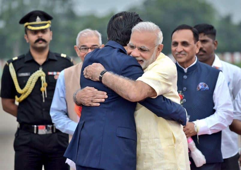 Japanese Pm Shinzo Abe In Ahmedabad Road Show With Pm Modi In An Open Jeep शिंजो आबेंचं जोरदार स्वागत, अहमदाबादेत आबे-मोदींचा रोड शो