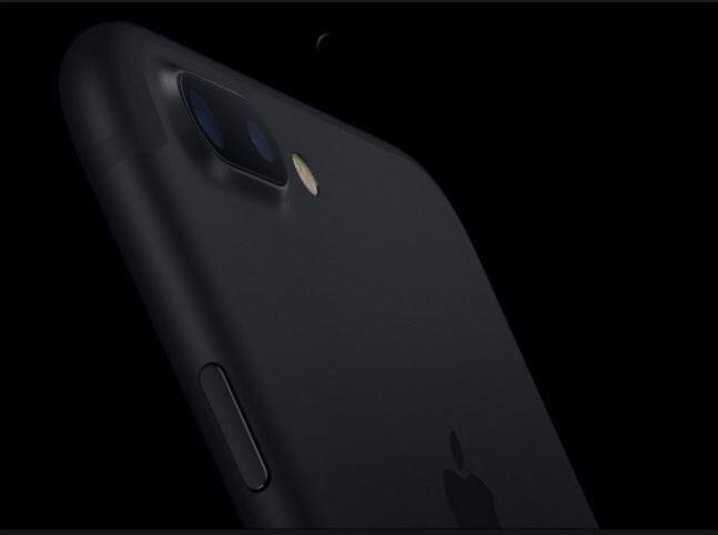 मुंबई : अॅपलने आयफोन 8, आयफोन 8 प्लस आणि आयफोन X च्या लाँचिंगनंतर आयफोन 7 सह इतर फोन्सच्या किंमतींमध्ये मोठी कपात केली आहे. आयफोन 7 सीरिजमध्ये अॅपलने 7 हजार 200 रुपयांची कपात केली आहे. 