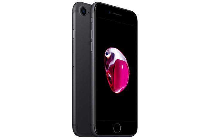 आयफोन 7 आणि आयफोन 7 प्लस : आयफोन 7 प्लसचं 256GB व्हेरिएंट कंपनीने भारतात विक्रीसाठी बंद केलं आहे. आयफोन 7 च्या 32GB मॉडेलची किंमत 49 हजार रुपये, तर आयफोन 7 प्लसच्या 32GB मॉडेलची किंमत 59 हजार रुपये करण्यात आली आहे. तर आयफोन 7 च्या 128GB मॉडेलची किंमत 58 हजार रुपये आणि आयफोन 7 प्लसच्या 128GB मॉडेलची किंमत 68 हजार रुपये आहे.