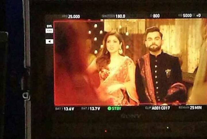 या फोटोत विराट काळ्या रंगाच्या शेरवानीमध्ये दिसत आहे, तर अनुष्का गुलाबी रंगाच्या लहंग्यात सजलेली दिसत आहे. विराट अनुष्काकडे एकटक पाहत असून अनुष्काच्या चेहऱ्यावर हास्य आहे. 