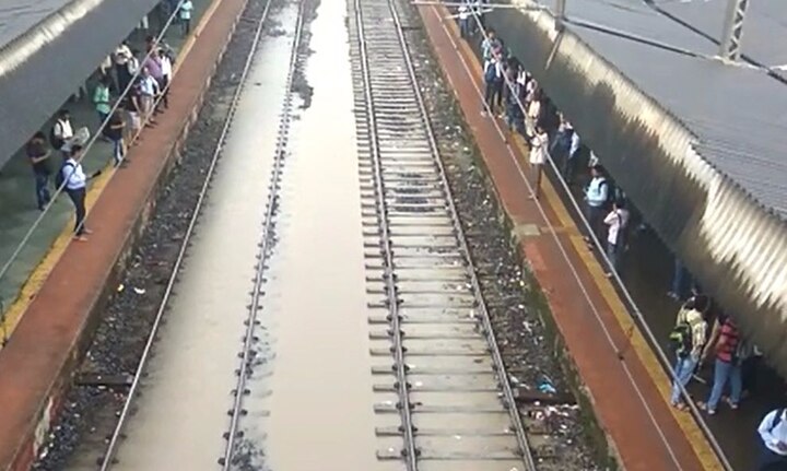 Raining In Badlapur Water Logging On The Railway Track Latest Update बदलापूरमध्ये रेल्वे रुळावर पाणी साचण्यास सुरुवात