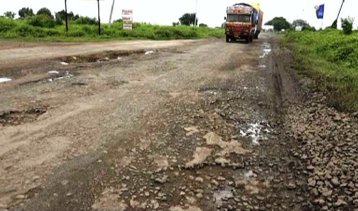 Solapur Bad Condition Of Barshi Kurduwadi Road Agitation Of 12 Grampanchayats बार्शी-कुर्डूवाडी रस्ता खड्ड्यात, दुरुस्तीसाठी 12 ग्रामपंचायतींचं आंदोलन