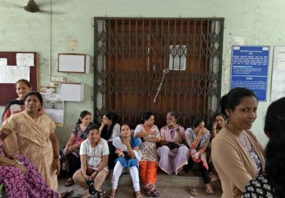 Kharghar Residents Agitation For Water Lock Cidco Office बाहेर पाऊस, घरी पाणी नाही, खारघरवासियांचं सिडको कार्यालयाला टाळं