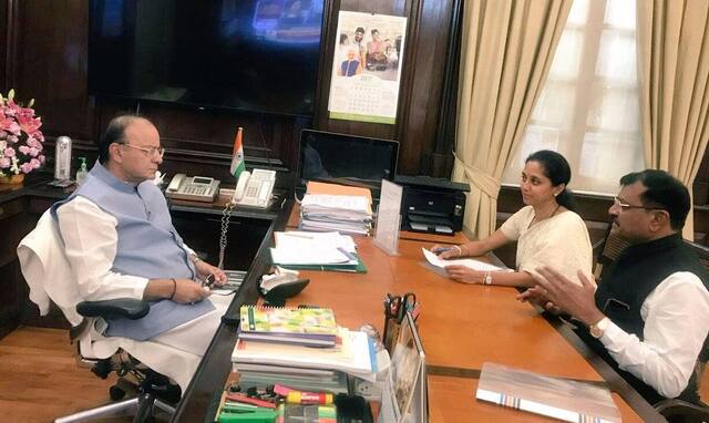 वृद्धांना आधार व्हेरिफिकेशनमध्ये अडचणी, सुप्रिया सुळे जेटलींच्या भेटीला