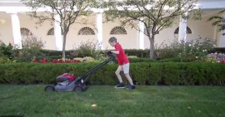 11 Year Old Entrepreneur Frank Tackles White House Lawn व्हाईट हाऊसबाहेरील गवत कापण्याचं काम 11 वर्षीय चिमुकल्याकडे