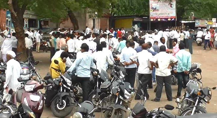 अहमदनगरमध्ये दोन गटात हाणामारी, मध्यस्थी करणाऱ्या तरुणाचा मृत्यू Death Of A Youth Interfering With Two Groups During Treatment Latest Update अहमदनगरमध्ये दोन गटात हाणामारी, मध्यस्थी करणाऱ्या तरुणाचा मृत्यू