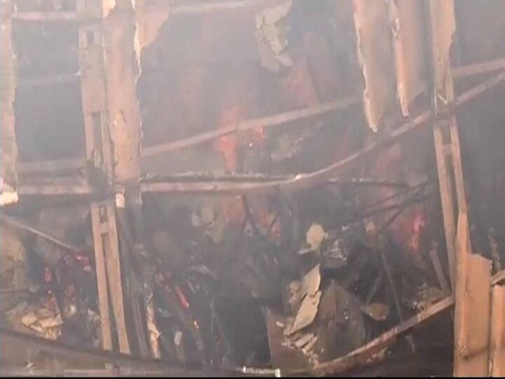 चेंबूरमधील आर. के. स्टुडिओला आग भीषण आग लागली असून, आगीवर नियंत्रण मिळवण्यासाठी घटनास्थळी अग्निशमन दलाच्या 10 गाड्या दाखल झाल्या आहेत.