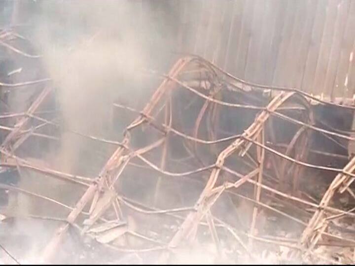 आज दुपारच्या सुमारास आर. के. स्टुडिओमधील सामानाला ही आग लागल्याची प्राथमिक माहिती मिळत आहे. 