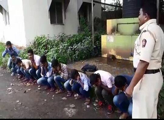 छेड काढणाऱ्या रोडरोमिओंना भररस्त्यात 100 उठाबशांची शिक्षा