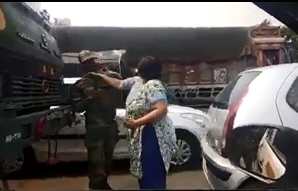 Delhi Gurgaon Woman Who Slapped Soldier Repeatedly Apologizes Latest Update लष्कराच्या जवानाला मारहाण करणाऱ्या महिलेचा माफीनामा