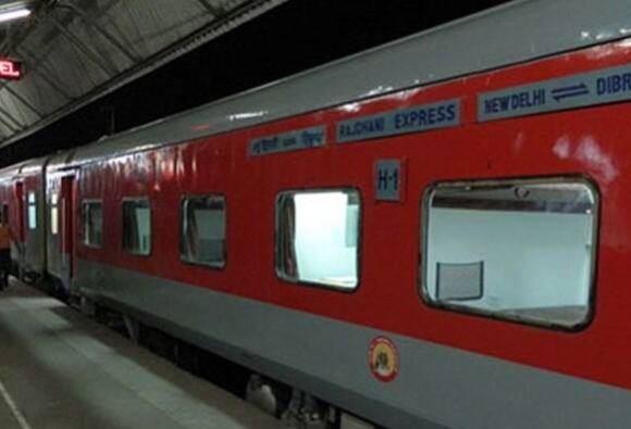 Railways Department Cuts Down Sleeping Time Of Passengers In Reserved Coaches रेल्वेकडून मिडल बर्थच्या कटकटीवर उपाय, रात्री 10 शिवाय झोपण्यास मनाई