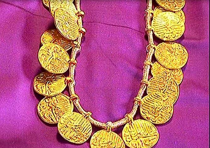 कोल्हापूरच्या अंबाबाई देवीला नित्यविधीतील  सोन्या-चांदीच्या दागिन्यांची आज स्वच्छता करण्यात आली. 