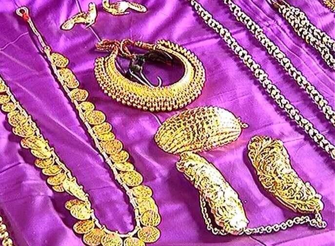 सोन्याच्या दागिन्यांमध्ये कोल्हापुरी साज, मोहनमाळ, 2 वाळे, 2 कुडले, किरीट, पिंपळपान, 2 सातपदरी कंठी, जोंधळेपोत, चंद्रहार, लप्पा, 1 कोल्हापुरी जडावाचा साज, मोत्यांची माळ, चिंतामणी, दोन पदरी कंठी, चिंचपेटी, 2 मोतीहार, जडावाचा चारपदरी साज, सोन्याची तनपटी , चिंचपेटी, कंठी , या दागिन्यांनी नवरात्रौत्सवात देवीला मडवण्यात येतं.