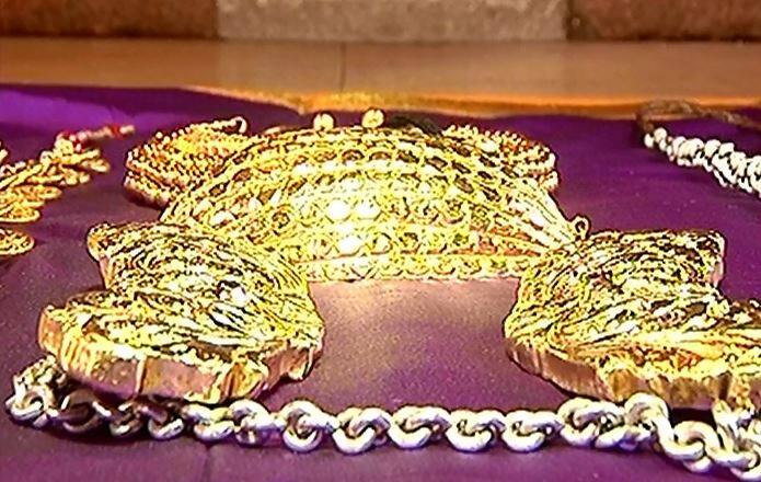 तसंच चांदीची प्रभावळ,पालखी, पालखींचे तोंड, दांडा,चौर्या मूर्ती, अभिषेकाची भांडी अशा विविध दागिन्यांची आणि देवीचे नित्यालंकार यासह खास नवरात्रात घातले जाणारे अलंकार यांची आज मंदीर परीसरात स्वच्छता केली. 