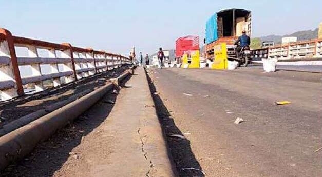 Old Versova Bridge On Mumbai Ahmedabad Highway Remain Close For 5 Hours जुना वर्सोवा पूल 5 तासांसाठी बंद, वाहतूक कोंडीची शक्यता