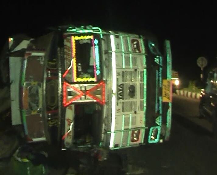Dhule Truck Filled With Pohe Overturned On Mumbai Agra Highway People Looted Pohe Latest Update उलटलेल्या ट्रकच्या चालकाला मारहाण, पोह्यांची पोती लंपास