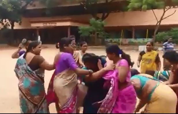 Telangana Governments Saree Gift Leaves Many Women Fighting Latest Update साडी वाटताना राडा, डिझाईन न आवडल्याने महिला आपसात भिडल्या