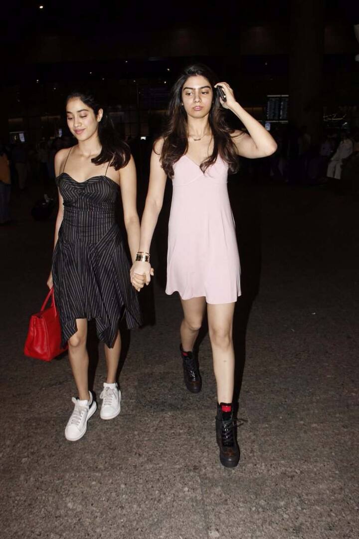 बॉलिवूड अभिनेत्री श्रीदेवीच्या दोन्ही मुली जान्हवी आणि खुशी या काल एअरपोर्टवर दिसून आल्या. 