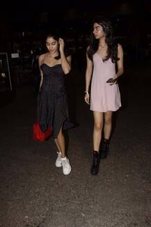 श्रीदेवीच्या मुली एअरपोर्टवर कॅमेऱ्यात कैद 